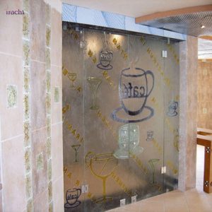 درب-ورودی-با-نقش-برجسته-و-طراحی-لوگو