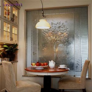شیشه-طرحدار-با-نقش-درخت-کار-شده-در-پنجره-فضای-داخلی