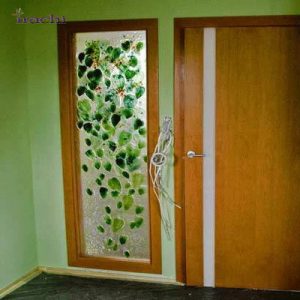 پنجره-کنار-درب-اتاق-کار-شده-با-شیشه-کوره-ای-طرح-برگ
